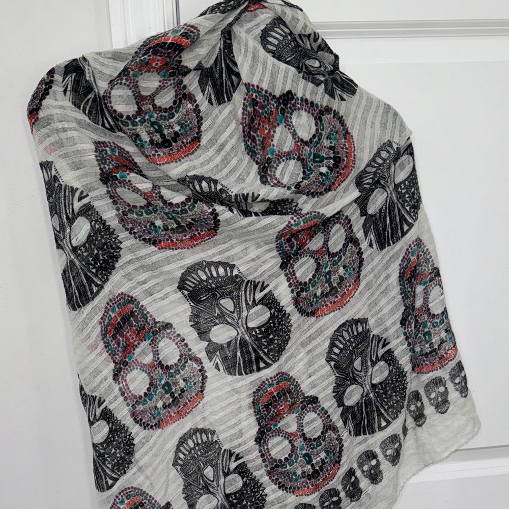 Skull Patterned Scarf - Picture 4 of 5